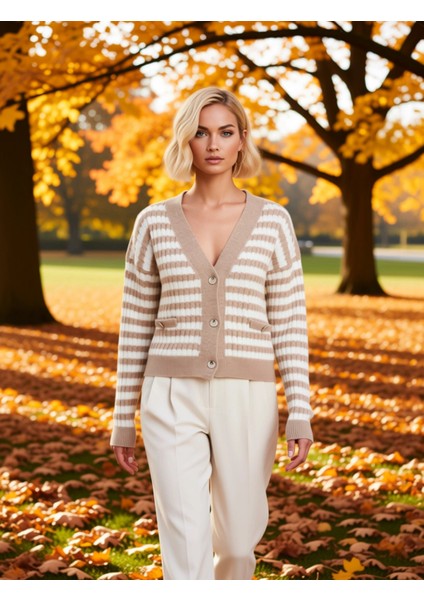 Kadın V Yaka Düğmeli Crop Kesim Düşük Kol Çizgili Desenli Yumuşak Dokulu Triko Hırka Rahat