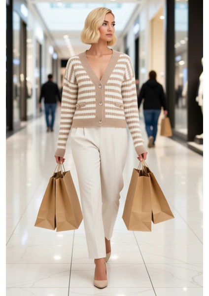 Kadın V Yaka Düğmeli Crop Kesim Düşük Kol Çizgili Desenli Yumuşak Dokulu Triko Hırka Rahat modelleri