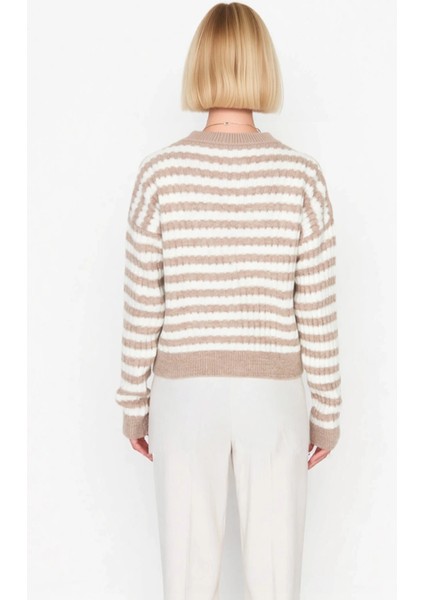 Kadın V Yaka Düğmeli Crop Kesim Düşük Kol Çizgili Desenli Yumuşak Dokulu Triko Hırka Rahat indirimleri