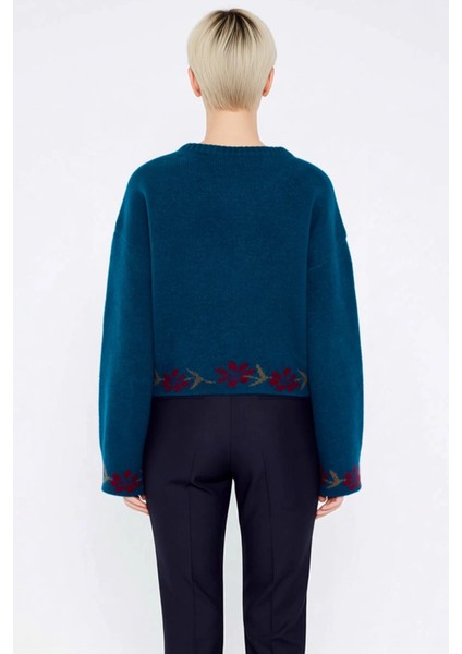 Kadın Yumuşak Dokulu Geniş Kalıp Çiçek Nakış Detaylı Düğmeli Uzun Kollu Triko Hırka Modeli indirimleri