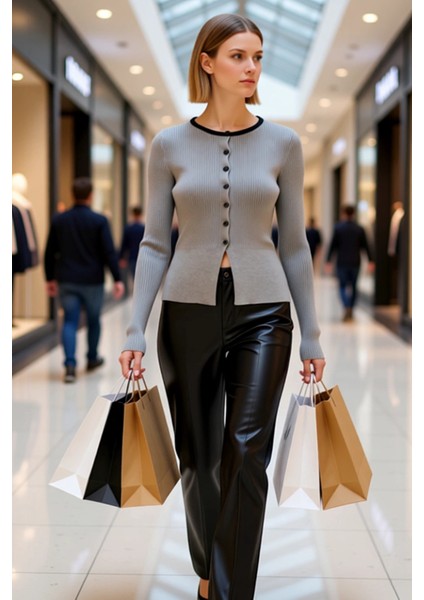 Kadın Ribanalı Düğmeli Triko Hırka Modern Kesimiyle Günlük Kombinlerinize Şıklık Katar ve Sunar modelleri