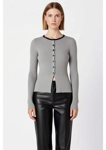 Kadın Ribanalı Düğmeli Triko Hırka Modern Kesimiyle Günlük Kombinlerinize Şıklık Katar ve Sunar fırsatları