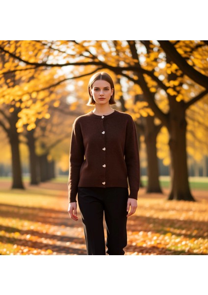 Kadın Yumuşak Dokulu Kalp Düğmeli Triko Hırka Ceket Görünümüyle Şıklık ve Konforu Birleştiriyor