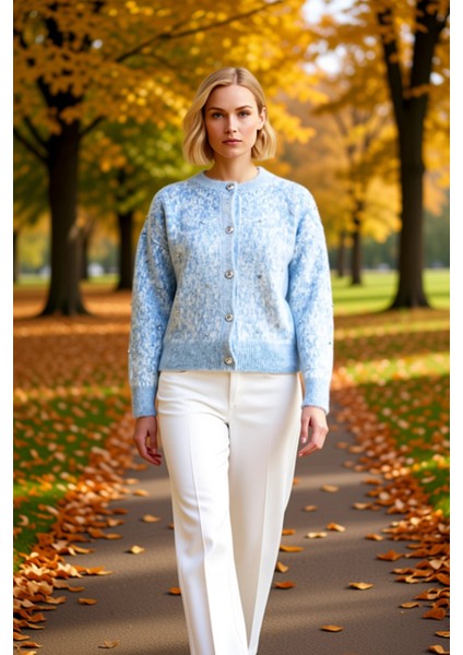 Düğme Detaylı Yumuşak Dokulu Desenli Triko Hırka Kadın Giyim Kombinlerinize Modern Bir Dokunuş