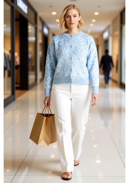 Düğme Detaylı Yumuşak Dokulu Desenli Triko Hırka Kadın Giyim Kombinlerinize Modern Bir Dokunuş modelleri