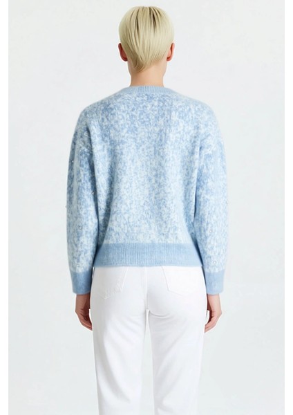 Düğme Detaylı Yumuşak Dokulu Desenli Triko Hırka Kadın Giyim Kombinlerinize Modern Bir Dokunuş indirimleri