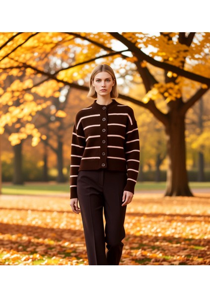 Kadın Çizgili Yumuşak Dokulu Bisiklet Yaka Crop Kesim Triko Hırka Düğmeli Ön Detaylı Şık Görünüm