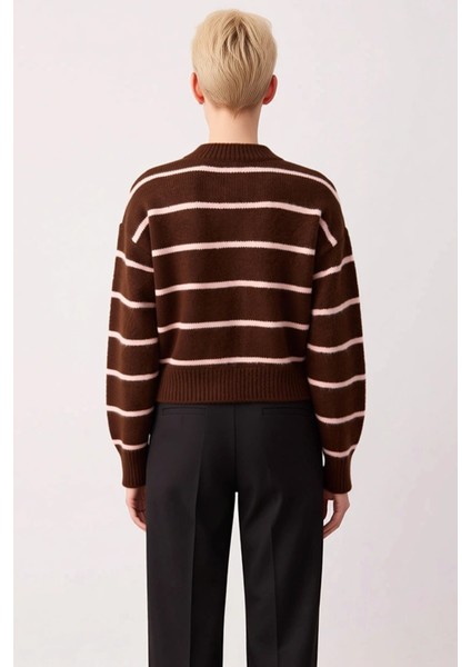 Kadın Çizgili Yumuşak Dokulu Bisiklet Yaka Crop Kesim Triko Hırka Düğmeli Ön Detaylı Şık Görünüm fırsatları