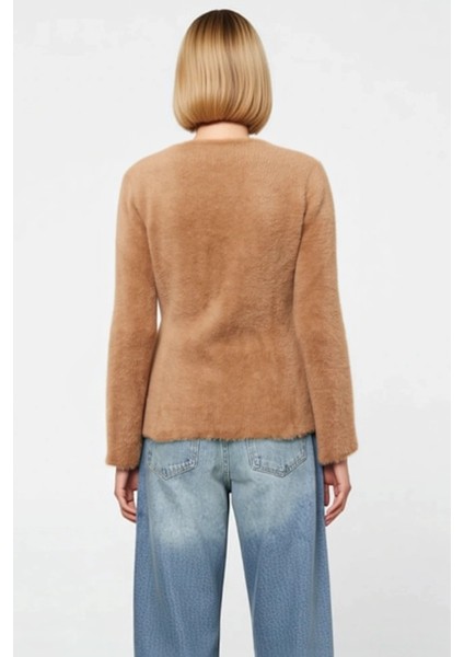 Kadın Tüylü V Yaka Tokalı Triko Hırka Modern ve Şık Görünüm Sunan Özel Tasarım Ile Tarzınızı indirimleri