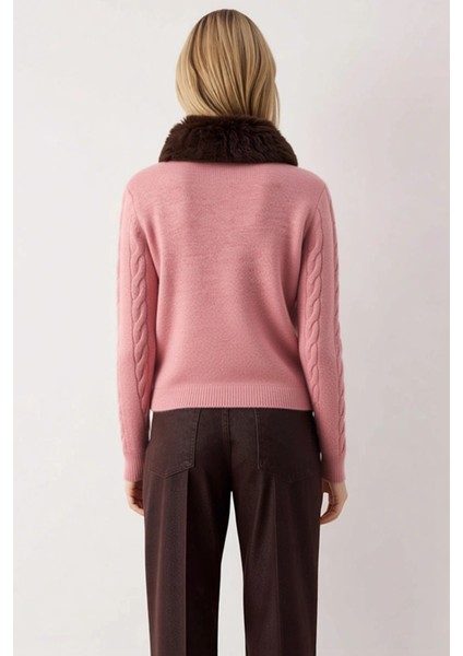 Kadın Crop Kürk Yakalı Saç Örgü Triko Hırka Kış Gardırobunuzun Konforlu ve Zamansız Bir Parçası indirimleri