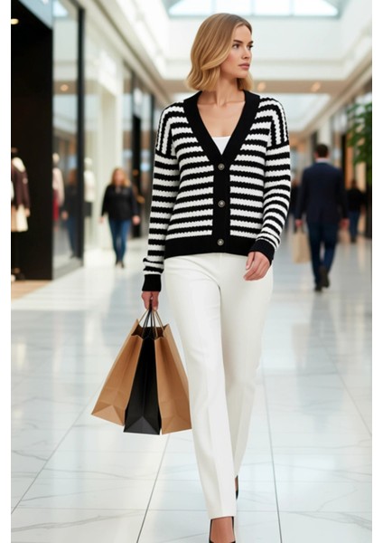 Kadın V Yaka Düğmeli Crop Kesim Düşük Kol Çizgili Desenli Yumuşak Dokulu Triko Hırka Rahat modelleri