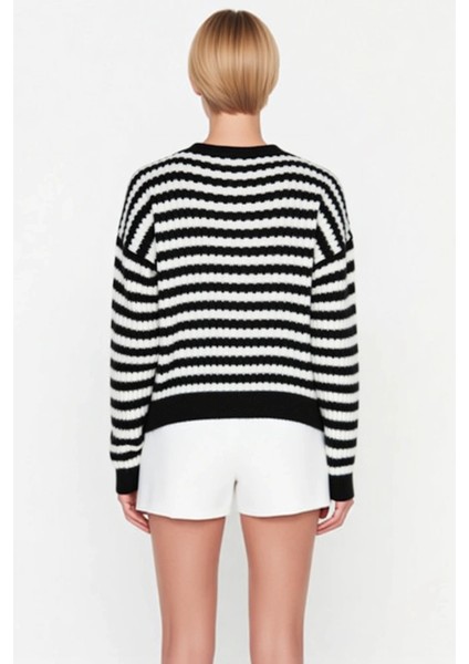 Kadın V Yaka Düğmeli Crop Kesim Düşük Kol Çizgili Desenli Yumuşak Dokulu Triko Hırka Rahat indirimleri