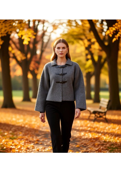 Kadın Polo Yaka Toka Detaylı Düşük Kol Yumuşak Dokulu Triko Hırka Ceket ve Modern Konforu Şık