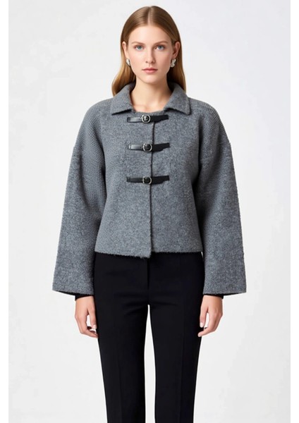 Kadın Polo Yaka Toka Detaylı Düşük Kol Yumuşak Dokulu Triko Hırka Ceket ve Modern Konforu Şık fırsatları