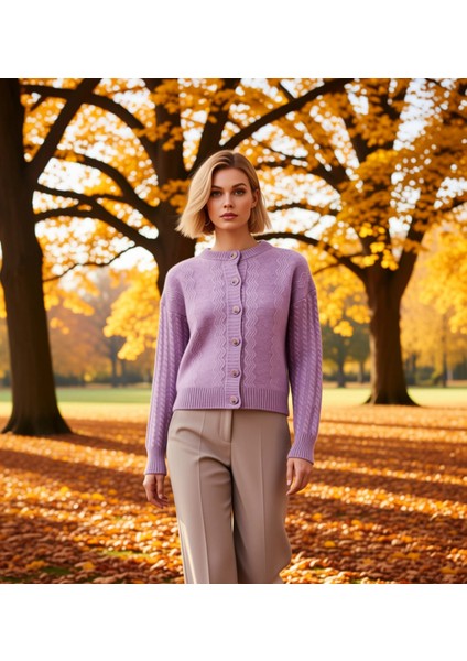 Kadın Düğme Detaylı Saç Örgü Desenli Düşük Omuzlu Geniş Kalıp Triko Hırka Rahat ve Şık Görünüm