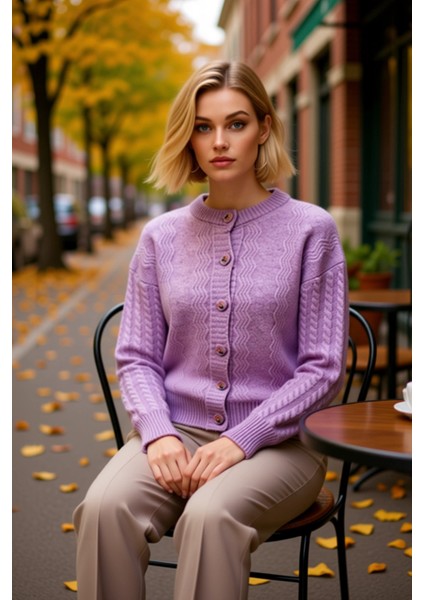 Kadın Düğme Detaylı Saç Örgü Desenli Düşük Omuzlu Geniş Kalıp Triko Hırka Rahat ve Şık Görünüm fiyatları