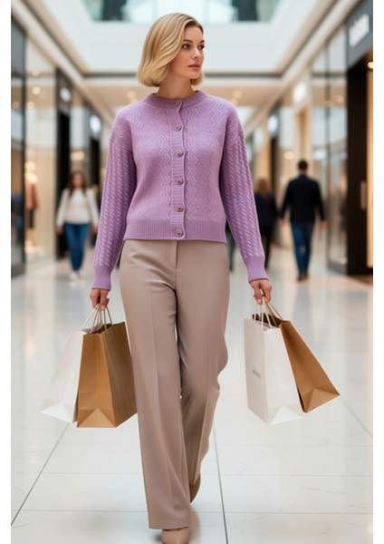 Kadın Düğme Detaylı Saç Örgü Desenli Düşük Omuzlu Geniş Kalıp Triko Hırka Rahat ve Şık Görünüm modelleri