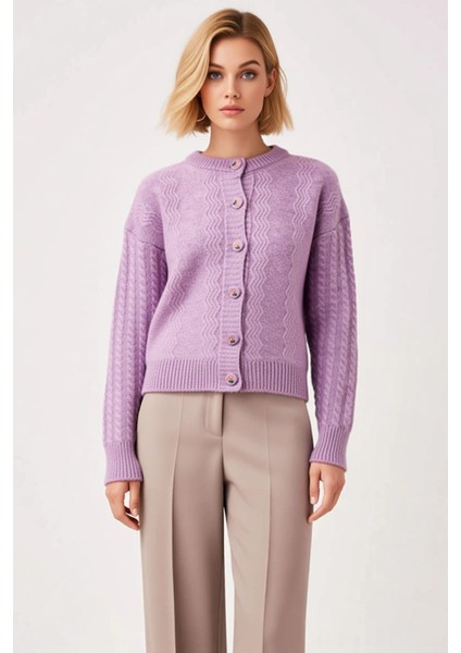 Kadın Düğme Detaylı Saç Örgü Desenli Düşük Omuzlu Geniş Kalıp Triko Hırka Rahat ve Şık Görünüm fırsatları