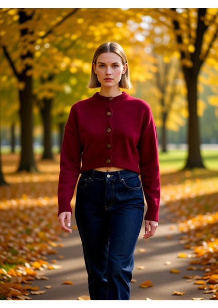 Kadın Oversize Düğmeli Crop Triko Hırka Yumuşak Dokusuyla ve Rahatlığı Bir Arada Sunar Şık