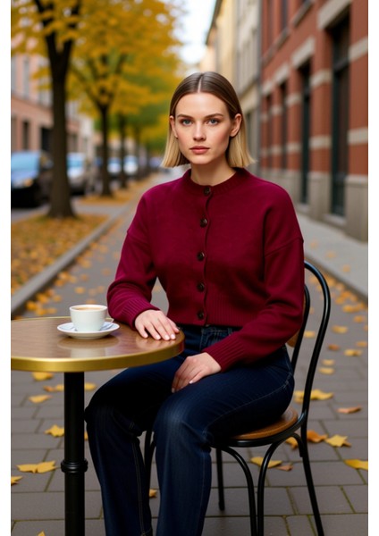 Kadın Oversize Düğmeli Crop Triko Hırka Yumuşak Dokusuyla ve Rahatlığı Bir Arada Sunar Şık fiyatları