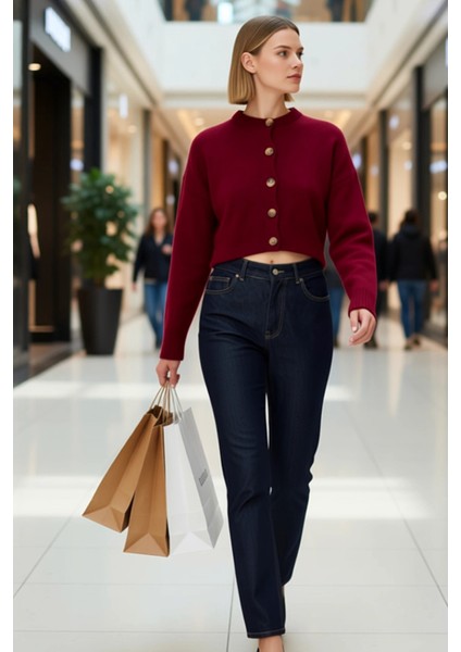 Kadın Oversize Düğmeli Crop Triko Hırka Yumuşak Dokusuyla ve Rahatlığı Bir Arada Sunar Şık modelleri