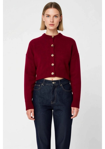 Kadın Oversize Düğmeli Crop Triko Hırka Yumuşak Dokusuyla ve Rahatlığı Bir Arada Sunar Şık fırsatları