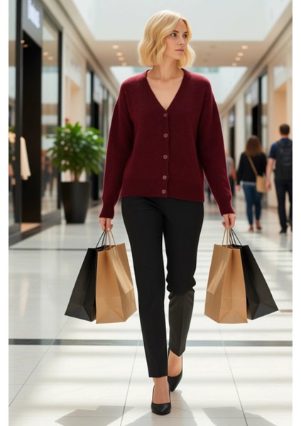 Kadın Geniş Kalıp V Yaka Düğmeli Triko Hırka Konforlu ve Zamansız Bir Stil Sunar Günlük Kullanım modelleri