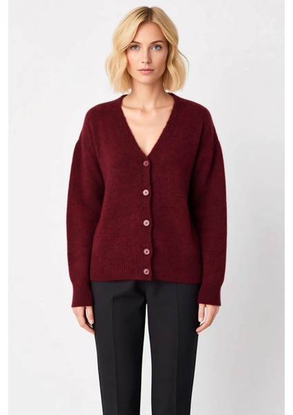 Kadın Geniş Kalıp V Yaka Düğmeli Triko Hırka Konforlu ve Zamansız Bir Stil Sunar Günlük Kullanım fırsatları