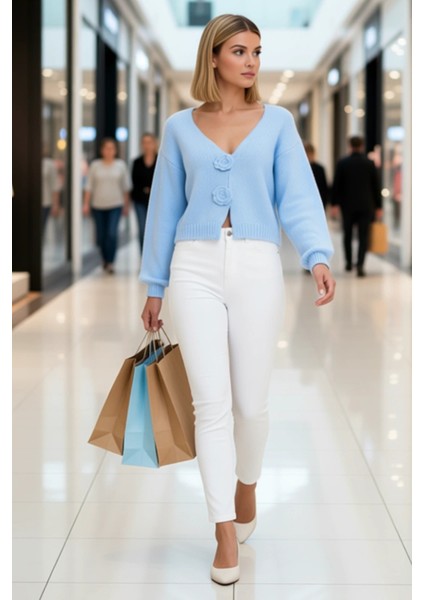 Kadın Regular Kesim V Yaka Balon Kol Gül Detaylı Crop Triko Hırka Yumuşak Dokusuyla Şıklık Sunar modelleri