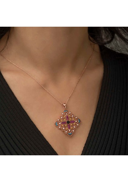 925 Ayar Gümüş Rose Etnik Desenli Madalyon Kolye T4467 (945945) fiyatları