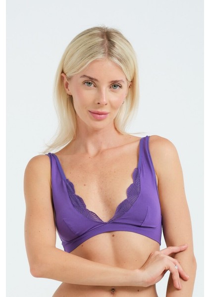 Siyah Dantel Vurgulu Üçgen Bralet – Yumuşak Form ve Zarif Dekolte