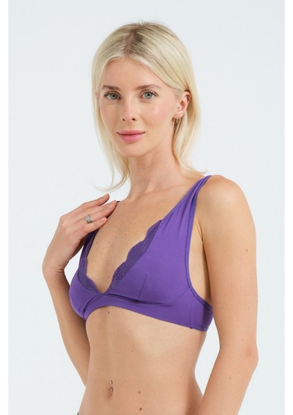 Siyah Dantel Vurgulu Üçgen Bralet – Yumuşak Form ve Zarif Dekolte modelleri