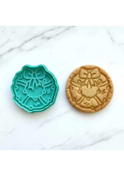 Yılbaşı Çelenk Figürlü Kurabiye Kalıbı | Fiyonklu ve Süslemeli | Yeni Yıl, Noel Kutlamaları | Hamur, Kil ve Şeker Hamuru Damgası