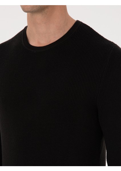 Erkek Siyah Slim Fit Pamuk Karışımlı Bisiklet Yaka Triko Kazak 50318983-VR046