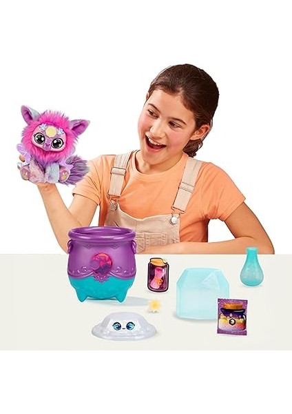 Mixies Büyülü Mücevher Sürpriz Kazan: Ay. Yeni Pırıltılı Gözlerle! Fizzing Cauldron'dan Mixie Peluşunu Ortaya Çıkarın ve 2 Büyülü Ay Taşı Sürprizini Keşfedin! Stiller Değişebilir modelleri
