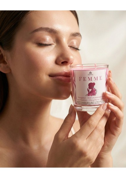FEMME Kokulu Mum – Bergamot, Gül & Yasemin – Feminen ve Çekici Atmosfer – Kalıcı Mum – Soya & Hindistan Cevizi Bazlı ve Rafine Mineral ile Zenginleştirilmiş Özgün Mum Karışımı – 150 Gram - ODRIUS fiyatları