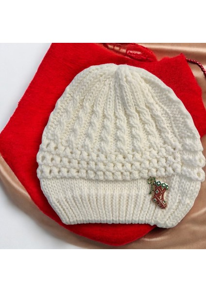 Beyaz Renk Örgü Model Bere ve Yılbaşı Çorap Broş Yeni Yıl Temalı Kombin