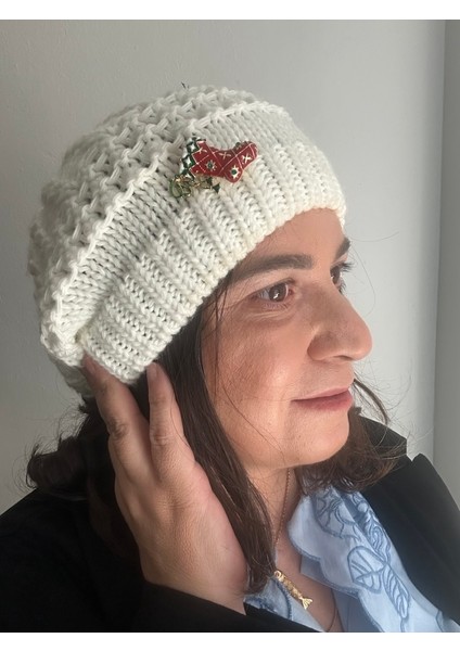 Beyaz Renk Örgü Model Bere ve Yılbaşı Çorap Broş Yeni Yıl Temalı Kombin fiyatları