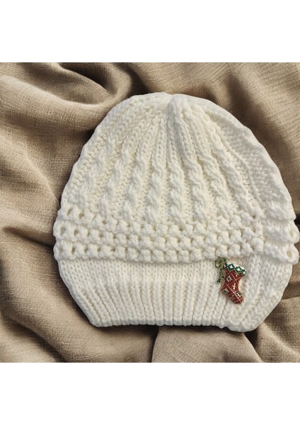 Beyaz Renk Örgü Model Bere ve Yılbaşı Çorap Broş Yeni Yıl Temalı Kombin modelleri