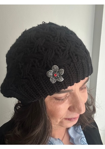 Siyah Renk Örgü Model Bere ve Vintage Broş Yeni Yıl Temalı Kombin