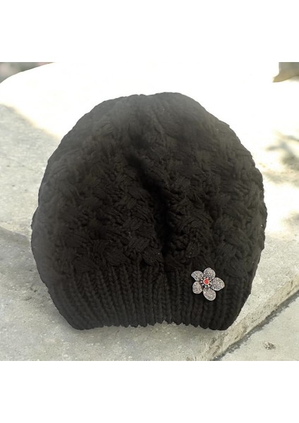 Siyah Renk Örgü Model Bere ve Vintage Broş Yeni Yıl Temalı Kombin fiyatları