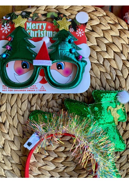 Yılbaşı Konseptli Işıklı Çam Ağacı Figürlü Taç ve Yeşil Kırmızı Noel Baba Şapkalı Parti Gözlük