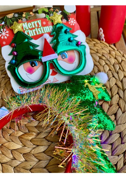 Yılbaşı Konseptli Işıklı Çam Ağacı Figürlü Taç ve Yeşil Kırmızı Noel Baba Şapkalı Parti Gözlük fırsatları