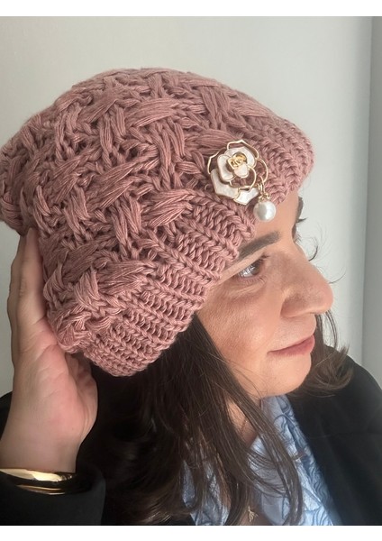 Pudra Renk Örgü Model Bere ve Incili Çiçek Broş Yeni Yıl Temalı Kombin