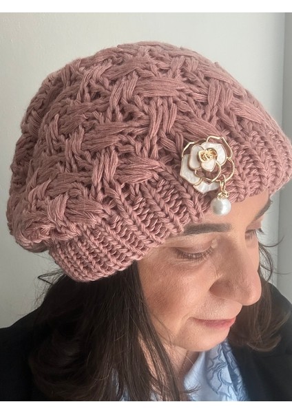 Pudra Renk Örgü Model Bere ve Incili Çiçek Broş Yeni Yıl Temalı Kombin fiyatları