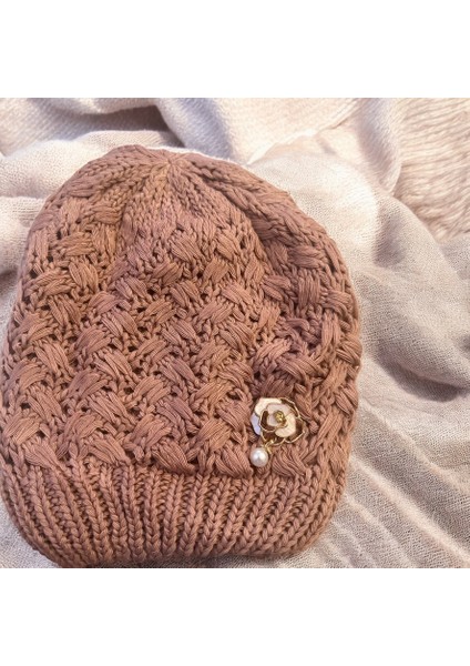 Pudra Renk Örgü Model Bere ve Incili Çiçek Broş Yeni Yıl Temalı Kombin modelleri