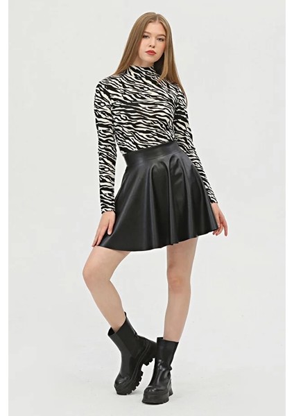 Kadın Mini Kloş Siyah Renkli Suni Deri Etek