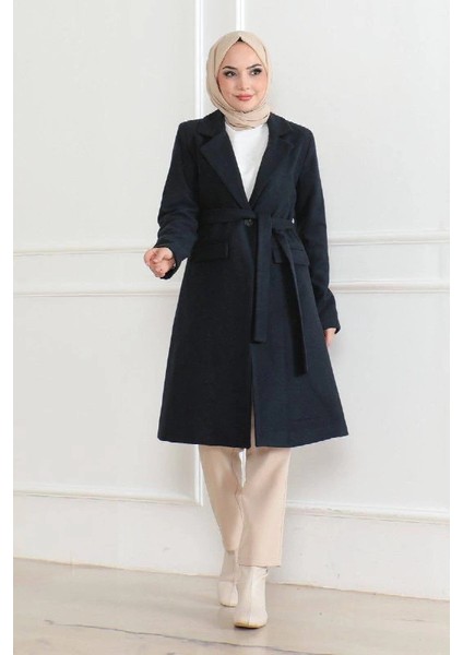 Kaşe Kaban – Uzun Boy Kruvaze Yaka, Kuşaklı Tesettür Kışlık Kaban, Astarlı Şık Yünlü Dokuma Oversize Rahat Kalıp, Cepli Modern Kaşe Mont Modeli - Lacivert fiyatları