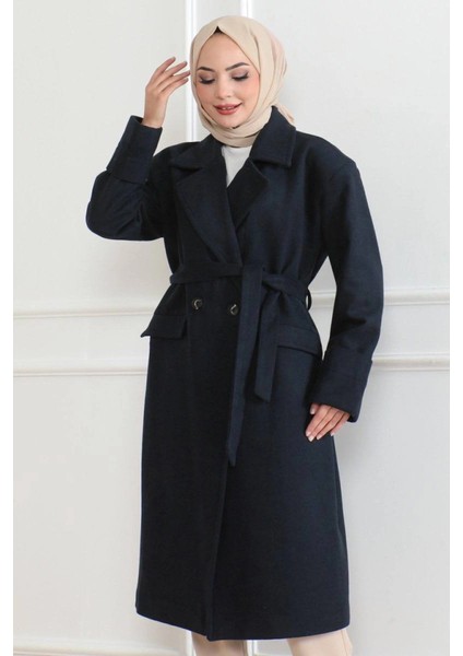 Kaşe Kaban – Uzun Boy Kruvaze Yaka Kuşaklı Tesettür Kaşe Kışlık Kaban, Astarlı Şık Yünlü Dokuma Oversize Rahat Kalıp Cepli Düğmeli Modern Kap Modeli - Lacivert