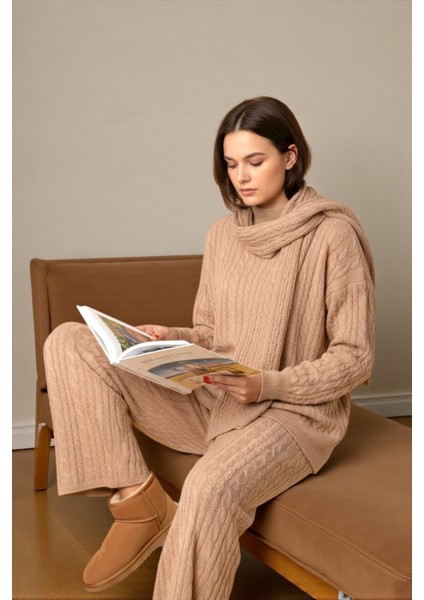 Şık ve Konforlu Tasarımıyla Öne Çıkan, Salaş Kesim Atkı Detaylı Pantolon ve Uzun Kollu Triko Takım